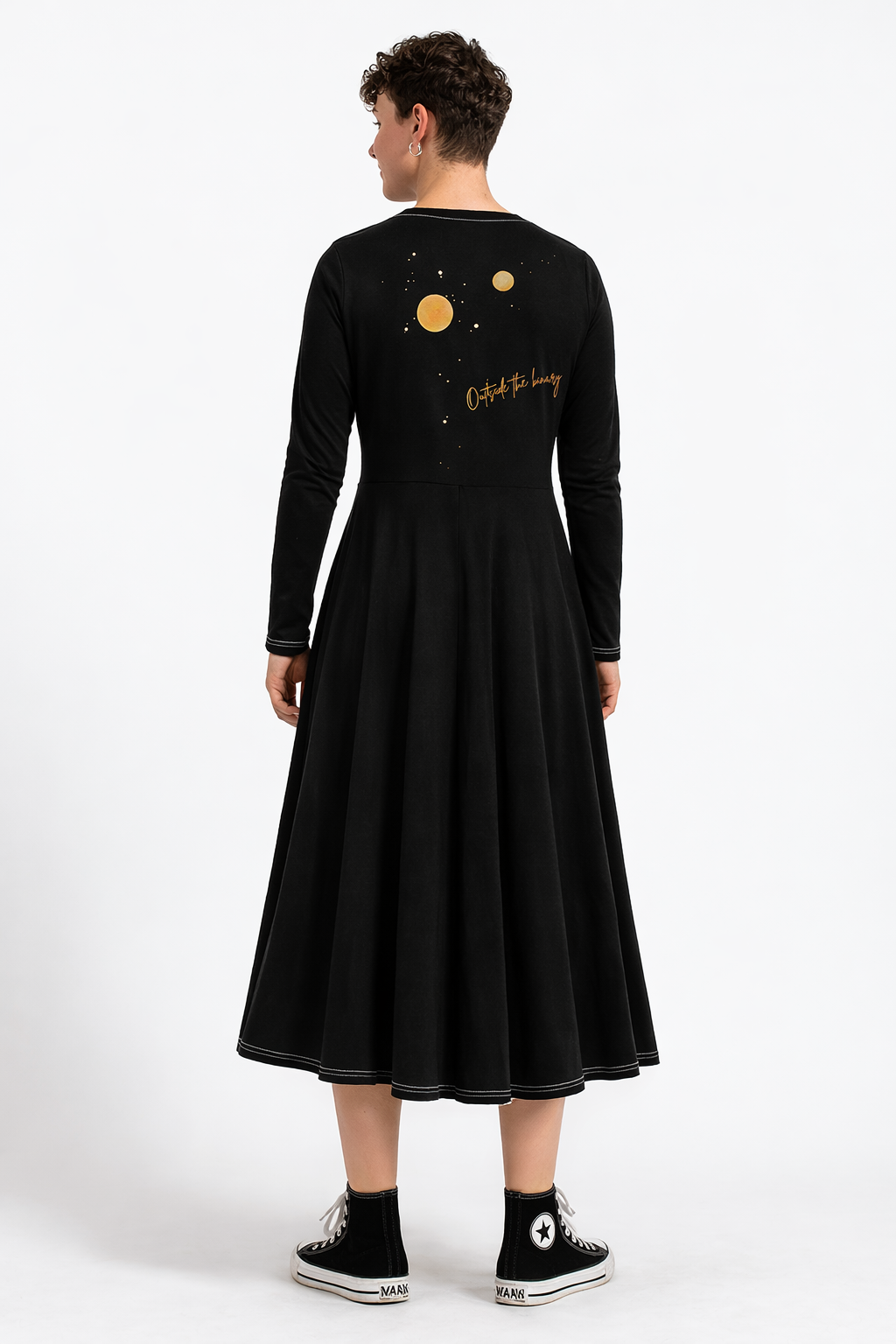 Outside the Binary Unisex Midikleid Rückansicht – genderless fashion, LGBTQ+ Kleid, non-binary Outfit