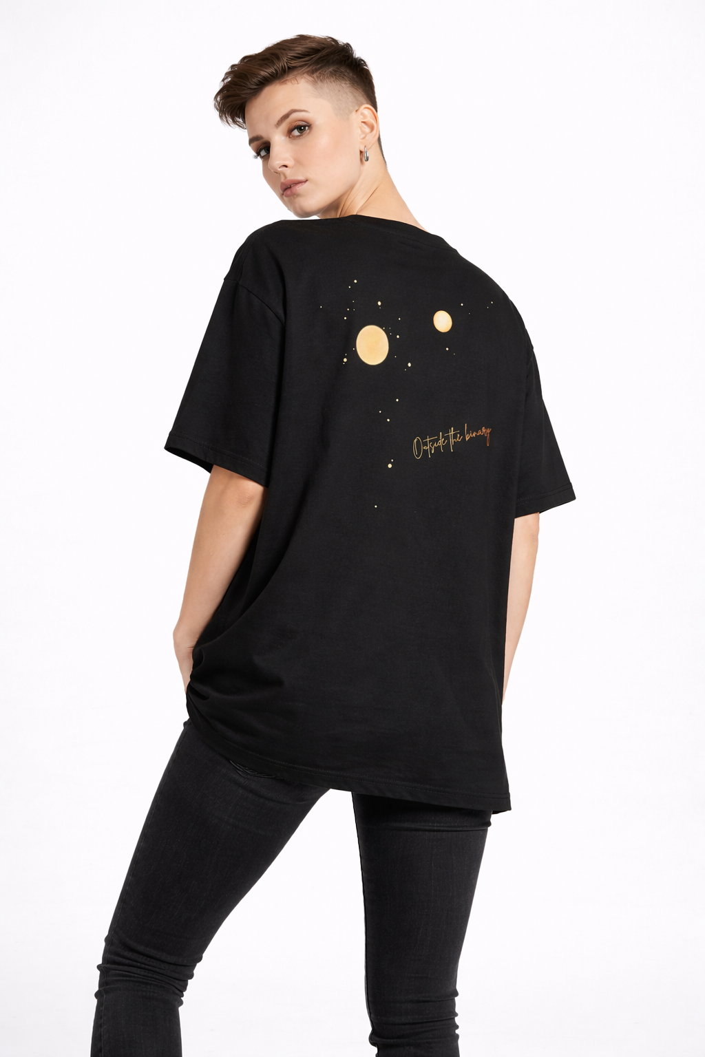 Outside the Binary Oversized Bio-T-Shirt Rückansicht – gender-neutral Shirt, LGBTQ+ fashion, genderless clothing