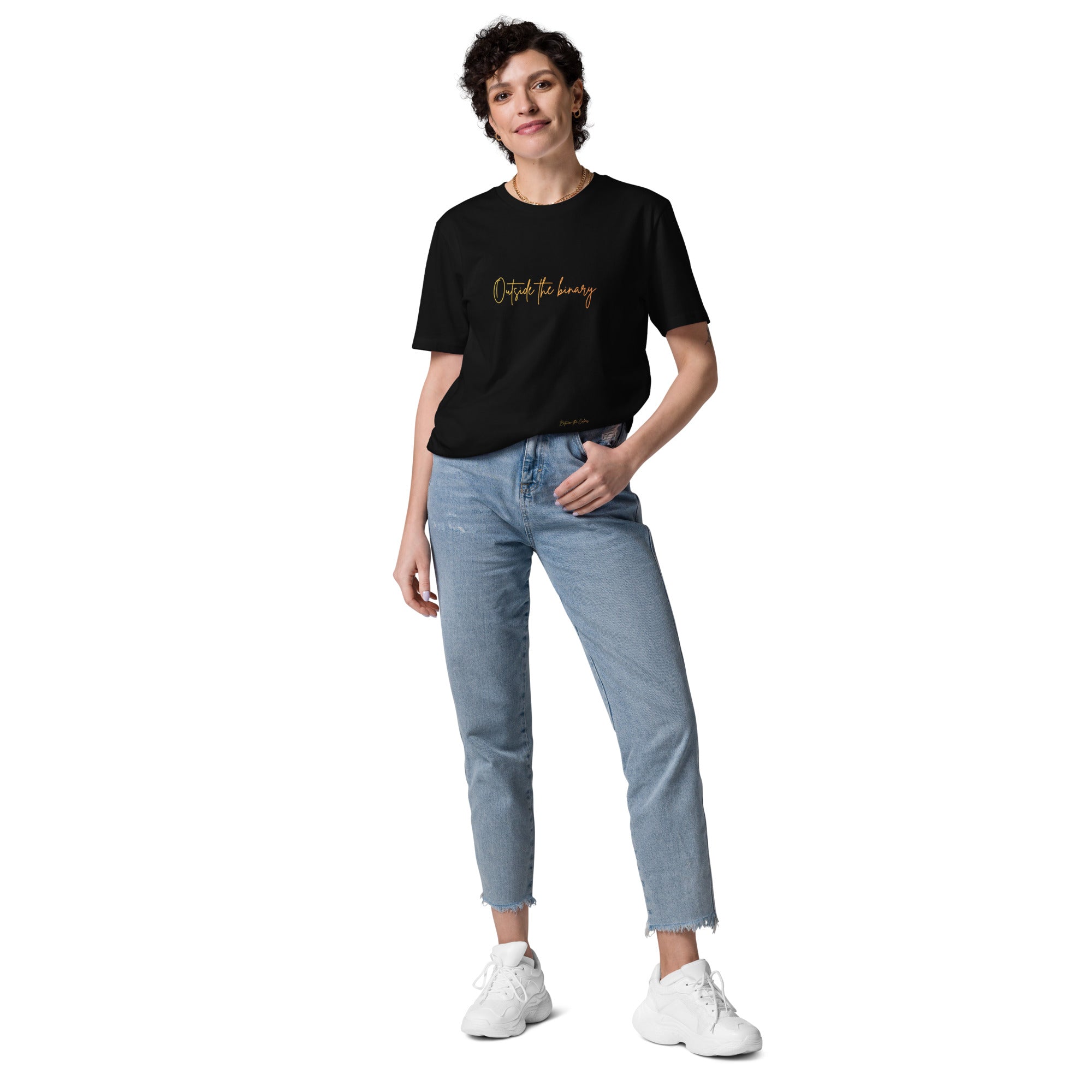 Model trägt Outside the Binary Bio T-Shirt in Schwarz – Queer Non-Binary Unisex Fashion