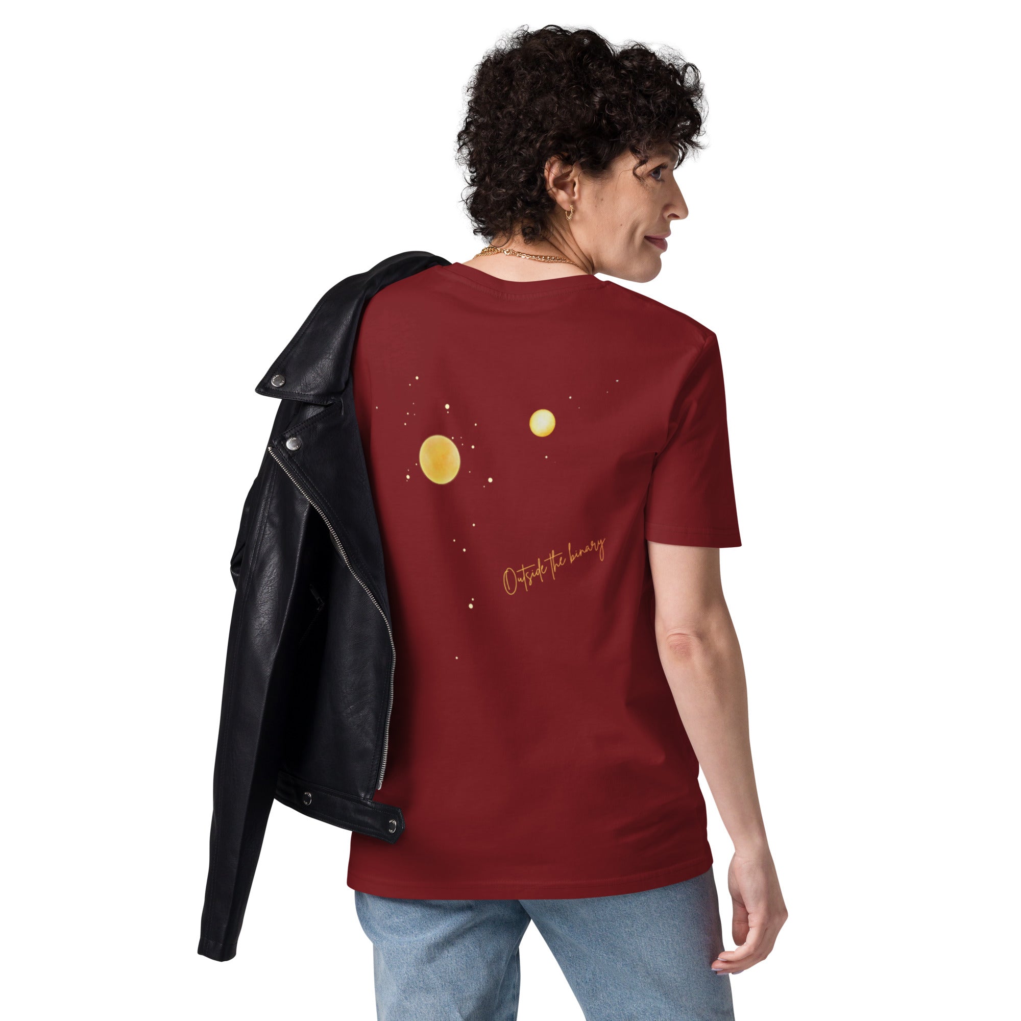 Model trägt Outside the Binary Bio T-Shirt in Rot – Genderfluid Unisex Streetwear
